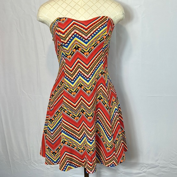 Bella D. Dresses & Skirts - Bella D Sleeveless Dress Size Medium Padded Breast area Orange Chevron Design